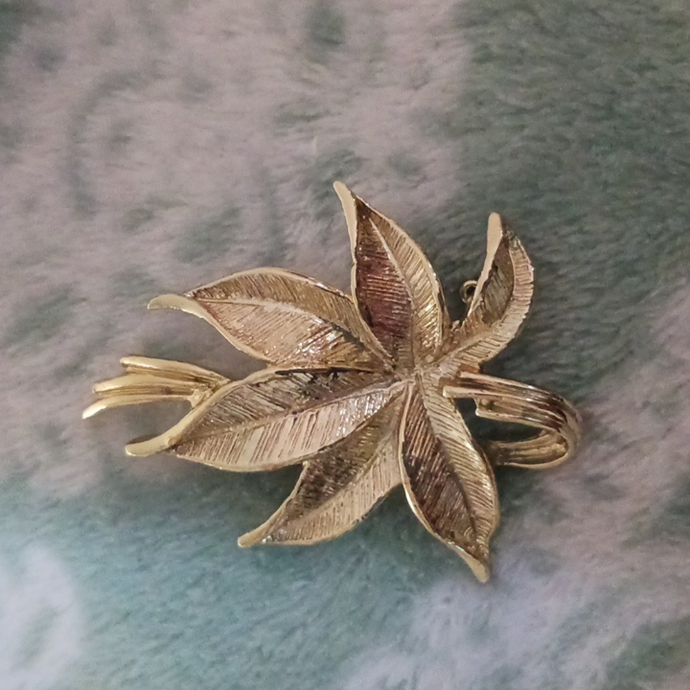 Vintage Gold Japanese Leaf Brooch